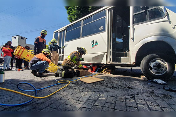Motociclista termina debajo de microbús tras ser embestido
