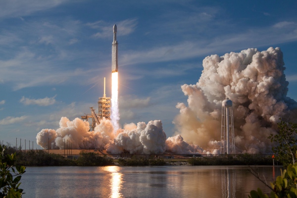 Nave de SpaceX parte con cuatro astronautas a la EEI