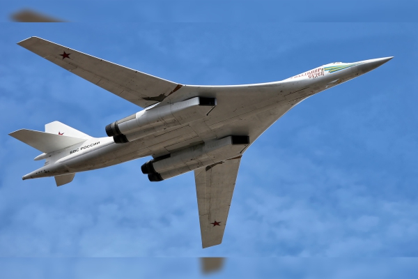 Cazas de la OTAN se acercan a pocos metros de dos bombarderos rusos