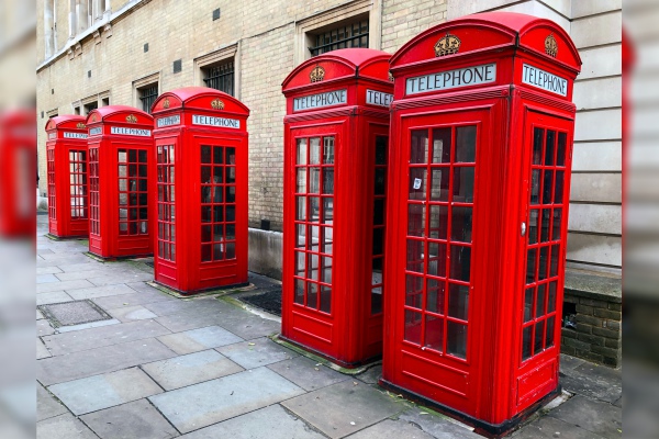 Planean rescatar las legendarias cabinas telefónicas británicas