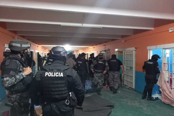 Identifican a 34 de los 68 presos asesinados en cárcel de Ecuador
