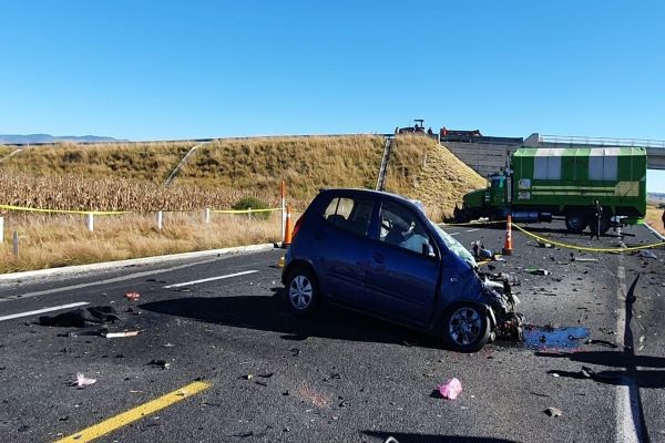 Mueren dos por choque entre torton y miniauto