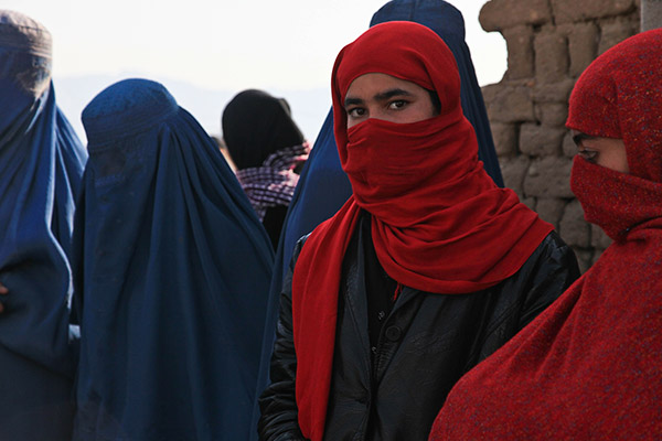 Talibanes arrestan a traficante de esclavas; vendió a 130 mujeres