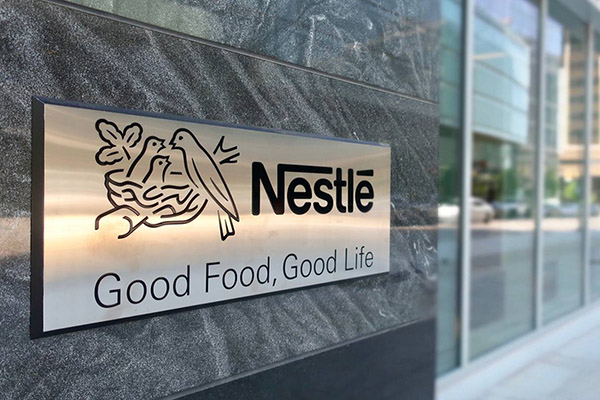 Nestlé apuesta por desarrollar carne vegana de pollo con piel y huesos falsos