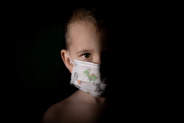 Cubrebocas dificultan a los niños identificar las emociones en adultos