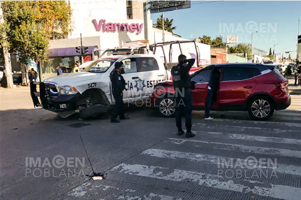 Imprudente conductor se pasa el alto y embiste una patrulla