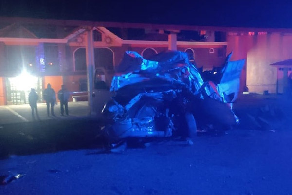 Choque frontal entre camionetas deja cuatro personas sin vida