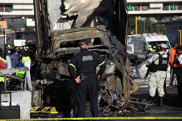 19 muertos tras choque de autobús contra vivienda en Edomex