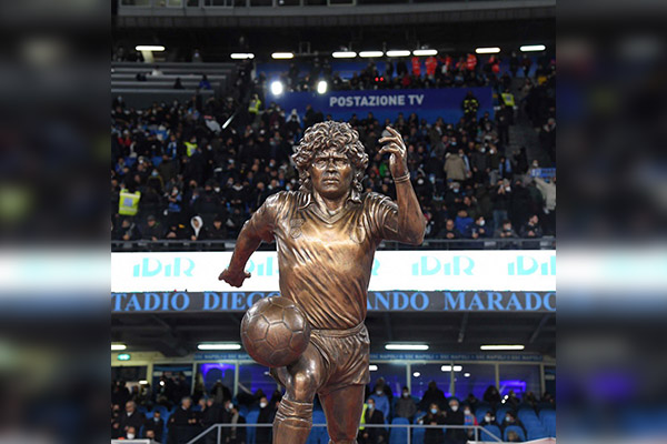 Napoli devela una estatua de Maradona tamaño real en el estadio que lleva su nombre