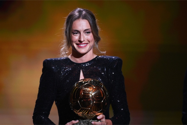 Alexia Putellas del Barcelona FC gana el Balón de Oro femenino