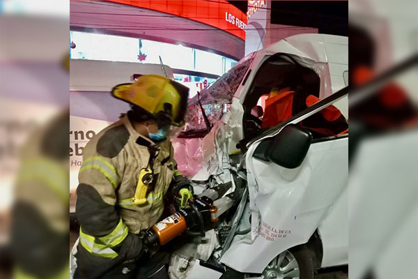 Sujeto circulaba por el carril de RUTA, provocó una carambola y acabó prensado