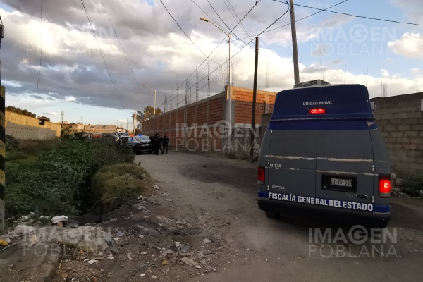 Descubren cadáver maniatado en un canal de aguas negras