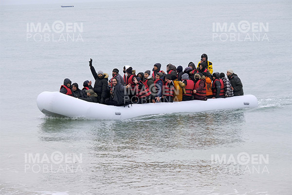 España rescata cinco barcos con 283 migrantes y un menor fallecido