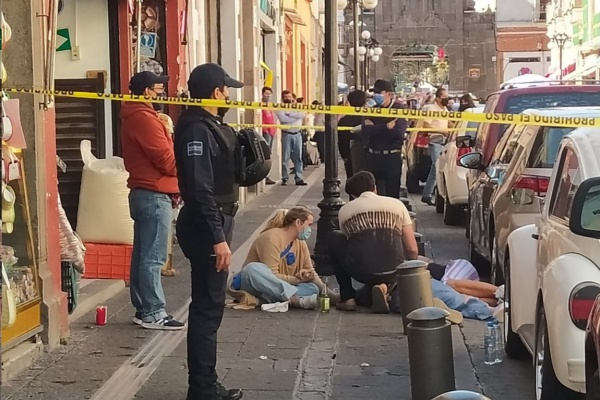 Infarto fulminante cobra la vida de un hombre que paseaba con su familia