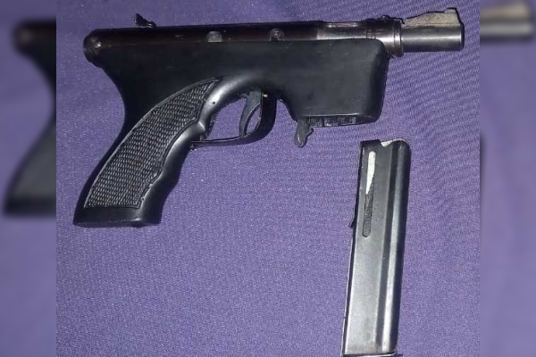 Policías municipales capturan a hombre en posesión de un arma de fuego