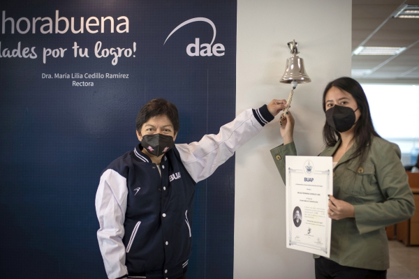 Lilia Cedillo entrega los primeros títulos universitarios con su firma