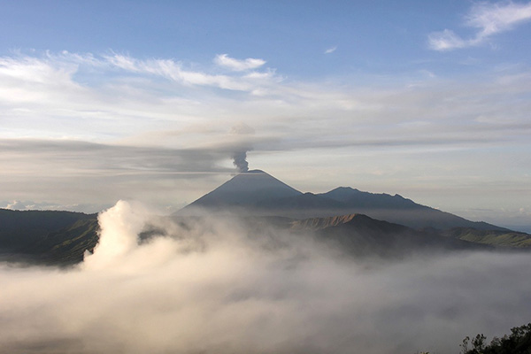 Un fallecido y 41 personas con quemaduras tras erupción del volcán Semeru en Java