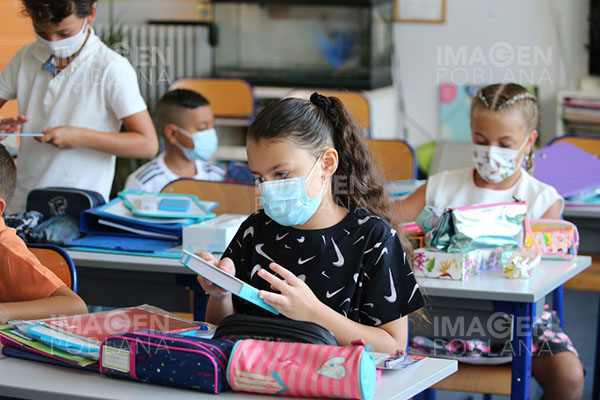 Francia amplía a escuelas mandato sobre uso de mascarillas y cierra centros nocturnos