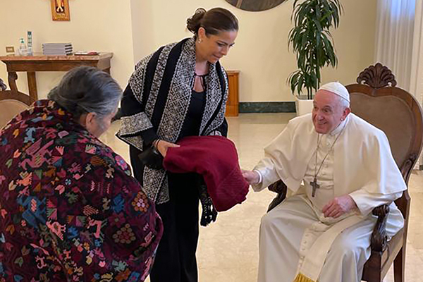Artesanas poblanas entregan regalos al Papa Francisco