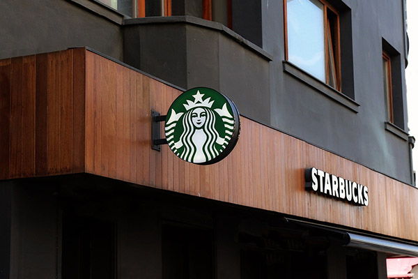 Empleados de Starbucks en NY ganan votación para formar su primer sindicato