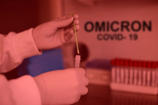 Farmacéuticas plantean tercera dosis de vacuna COVID-19 ante ómicron