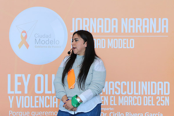 Imparte Olimpia Coral conferencia sobre violencia digital en Ciudad Modelo