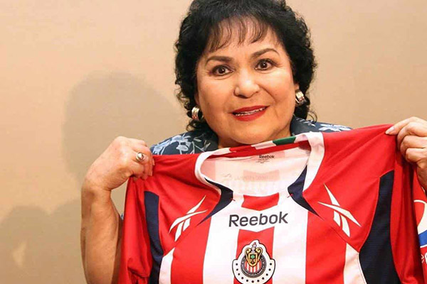 Carmen Salinas, la fanática de las Chivas y el beisbol