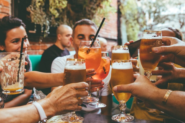 ¿Te vas de fiesta? Es en serio, no bebas alcohol sin haber comido