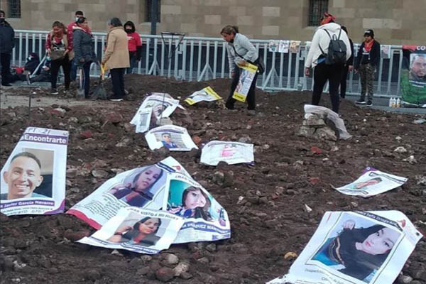 Colectivos protestan frente a Palacio Nacional con “fosas clandestinas”