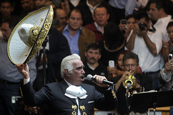 México homenajea y da el último adiós a Vicente Fernández