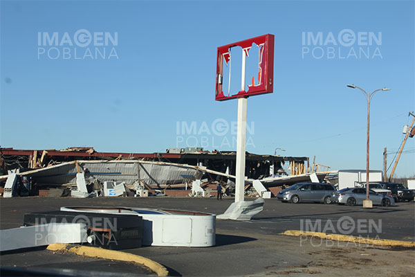 Más de 100,000 estadounidenses sin electricidad por impacto de tornados