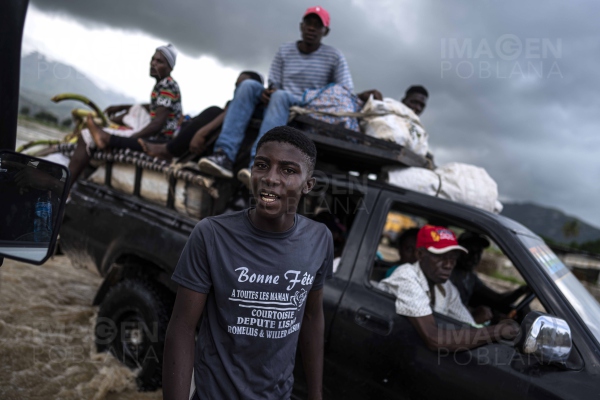 Haitianos instalan barricadas por drástico aumento al precio del combustible