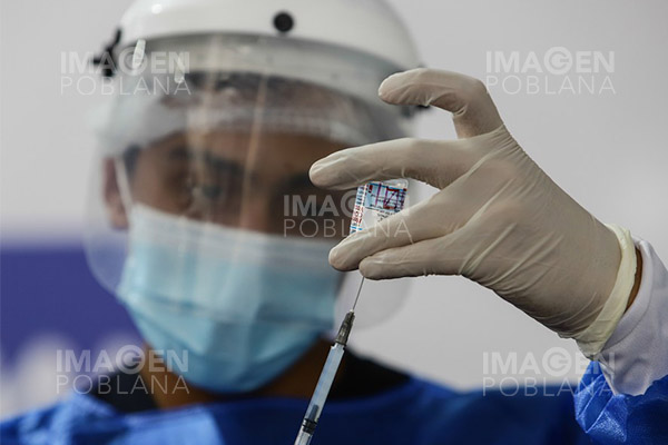 Países ricos se refuerzan contra ómicron mientras más pobres esperan primera dosis