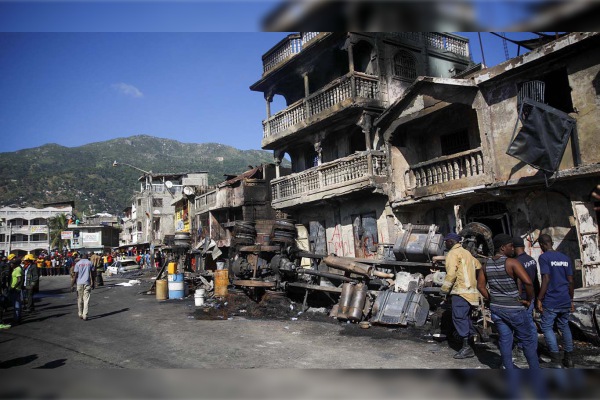 Sube a 75 la cifra de fallecidos por explosión de camión cisterna en Haití