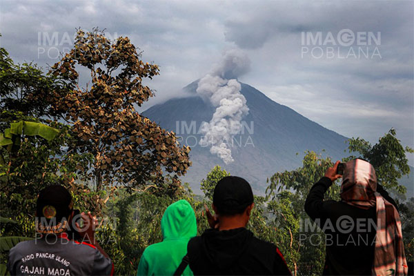 Volcán Semeru en Indonesia presenta dos nuevas erupciones