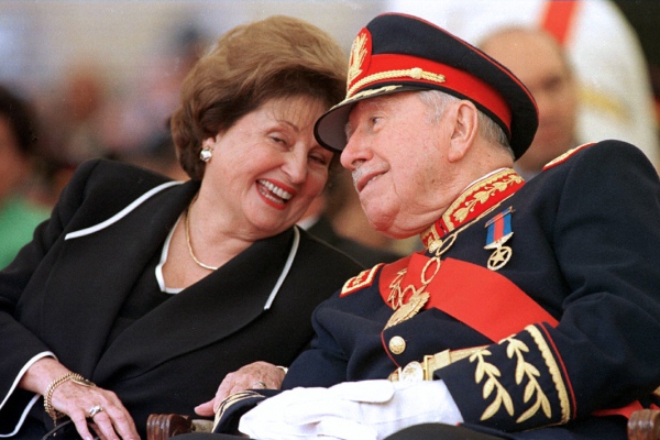 Cientos celebran en Chile la muerte de viuda de Augusto Pinochet