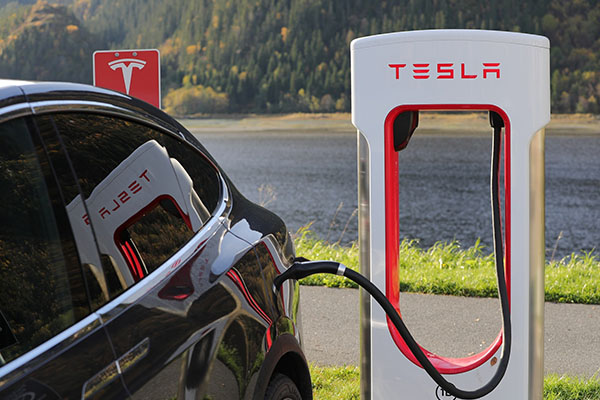 Tesla demanda a dos usuarios por decir que sus autos son de mala calidad