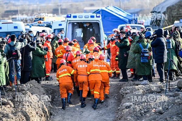 Rescatan a 20 mineros atrapados en mina de carbón de China