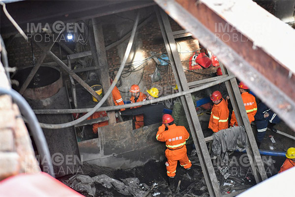 Dos trabajadores fallecen atrapados en mina de carbón en China