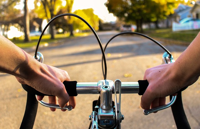 Una funcionaria de CDMX embiste a un ciclista y la exhiben en redes