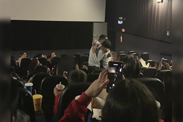 Romanticismo arácnido: pareja se compromete en pleno estreno de "Spider-Man: No Way Home"