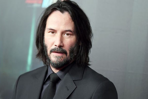 Keanu Reeves explica la historia detrás de su famosa foto triste y pensativo