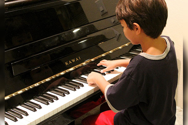 Razones por las que los niños deben tocar un instrumento musical