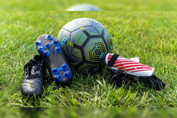 Futbolista acusa que la despidieron por besar a una compañera