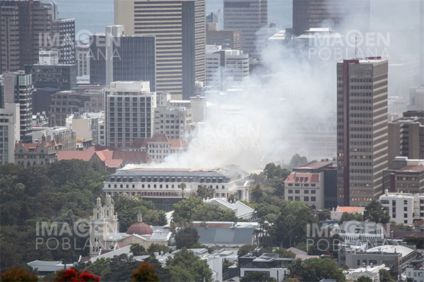 Asamblea Nacional de Sudáfrica extensamente dañada en incendio