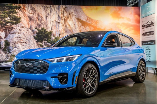 Ciudad de NY cambia sus patrullas por vehículos Mustang eléctricos