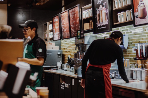 Starbucks establece vacunación obligatoria para sus empleados en EU