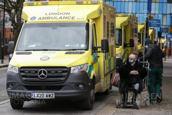 Hospitales de Reino Unido sufrirán una considerable presión por ómicron