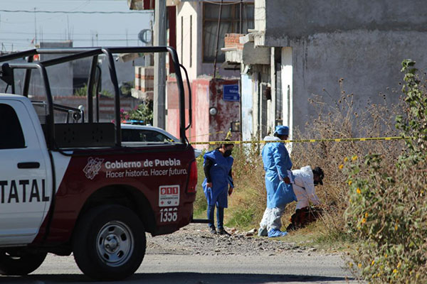Abandonan cadáver embolsado y encobijado