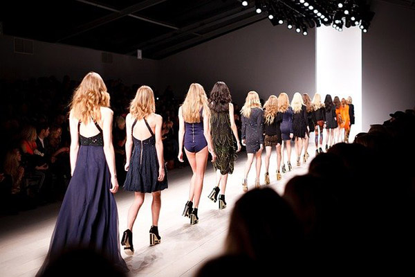 Armani cancela desfiles en Milán y París por la oleada de ómicron